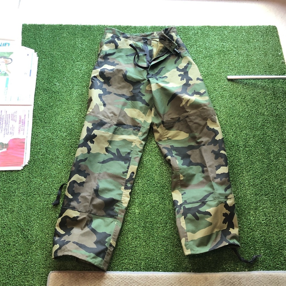 Cammo Goretex nylon pants new XS; Army & NATO